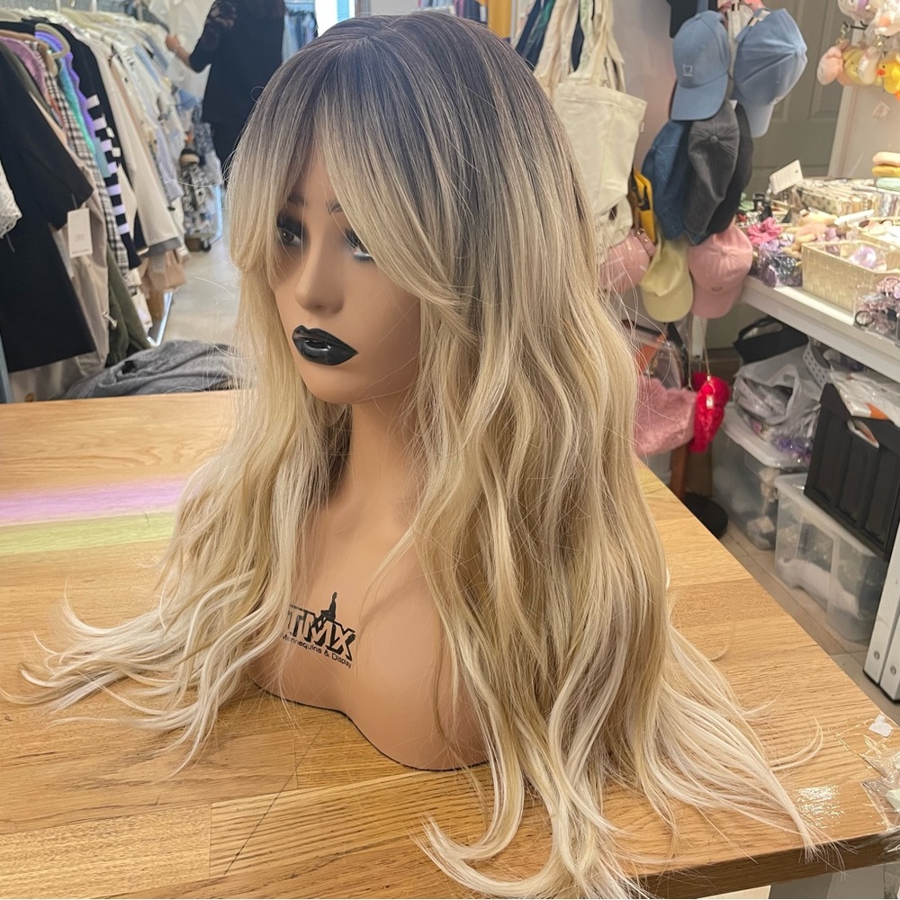 Human hair blend ombré blonde layered wave wig - Picture 2 of 11